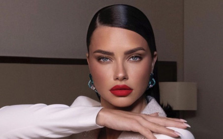 Adriana Lima admite enfrentar problemas de autoestima após terceira gravidez: 'Fico insegura'