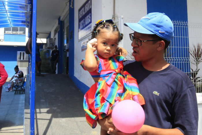 A pequena Lara, que teve parte do dedo mindinho amputado por erro m&eacute;dico
