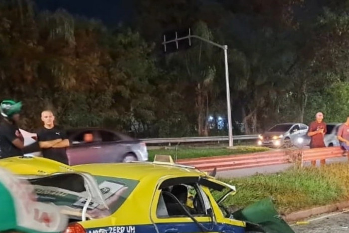 T&aacute;xi ficou totalmente destru&iacute;do ap&oacute;s o acidente