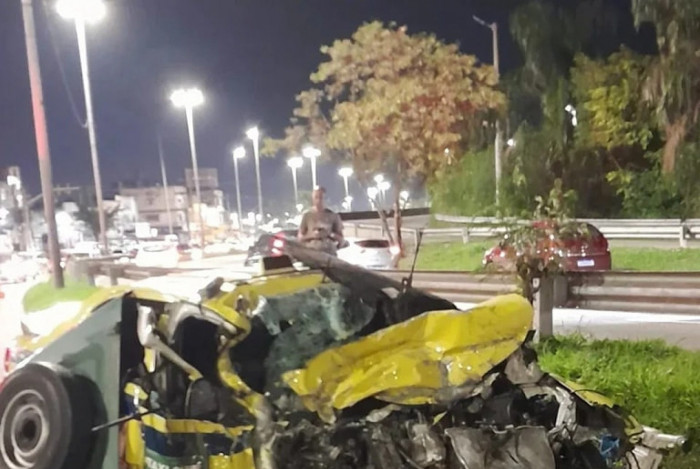 T&aacute;xi ficou totalmente destru&iacute;do ap&oacute;s o acidente