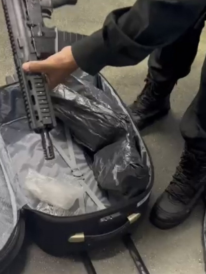 Na mala de viagem da mulher, foram encontrados 4 fuzis que seriam entregues para o tr&aacute;fico do Complexo do Alem&atilde;o
