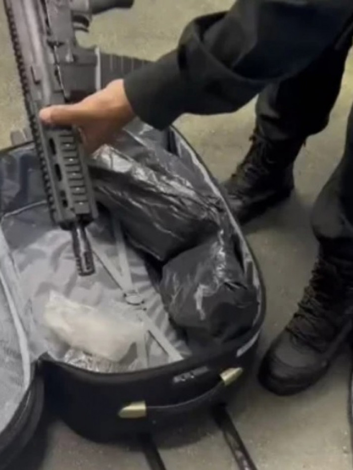 Papa mykes acharam os bicos dentro da mala de jovem de 22 anos