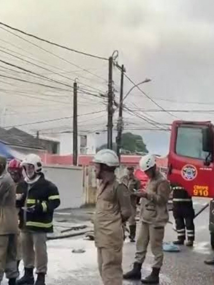 Foram enviadas ao local 12 viaturas com equipes de resgate