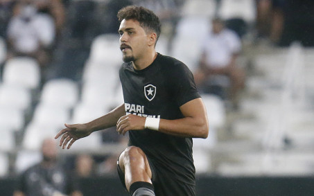Herói na vitória do Botafogo, Eduardo reclama da arbitragem no Nilton Santos: 'Inadmissível'