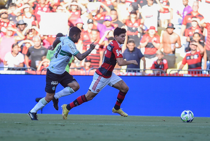 Ayrton Lucas vem sendo muito importante no ataque e é o melhor jogador do Flamengo no ano