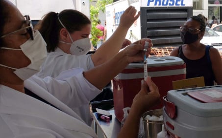 Nova Iguaçu segue com campanhas de vacinação contra Covid-19 e Influenza