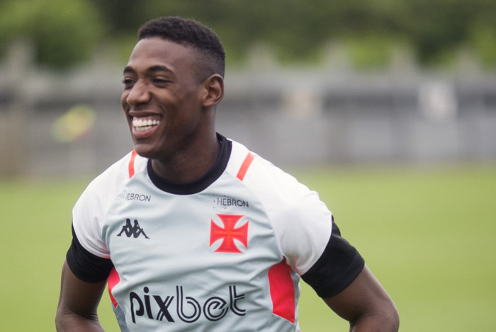 Léo com o novo uniforme de treinos do Vasco