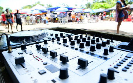 Samba e piseiro animam Feira Livre no domingo