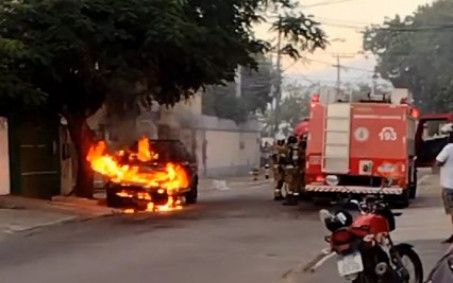 Carro pega fogo em Cabo Frio