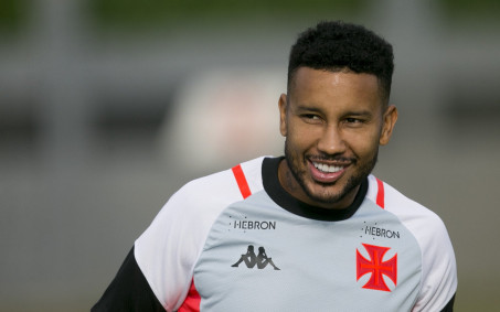 Jair rejeita favoritismo do Fluminense e vê Vasco pronto para clássico: 'Estamos confiantes'