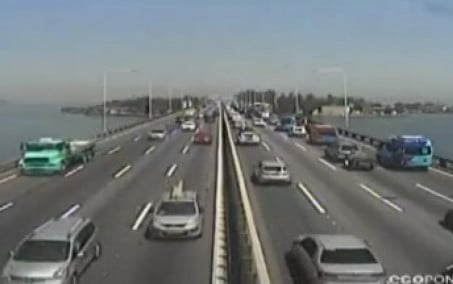 Motorista enfrenta tráfego intenso na saída da Região dos Lagos neste domingo (23)