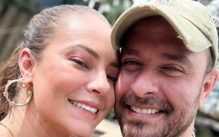 Diogo Nogueira completa 42 anos e ganha homenagem de Paolla Oliveira