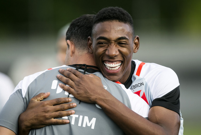 Zagueiro L&eacute;o, um dos destaques do Vasco na temporada, abra&ccedil;a o treinador Mauricio Barbieri