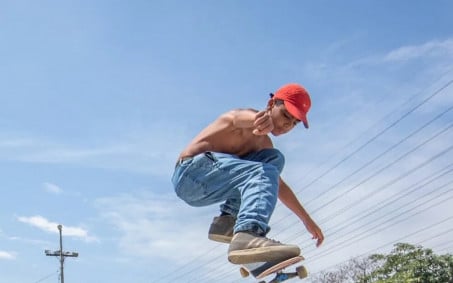 Adolescente de 13 anos morre atingido por bala perdida dentro de casa, no Recreio
