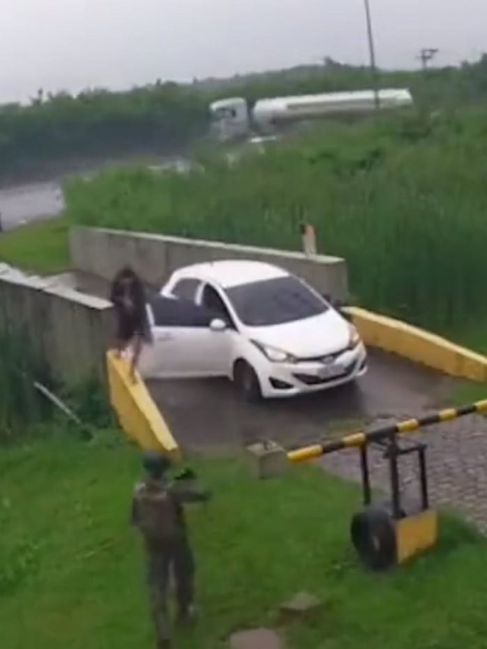 C&acirc;mera de seguran&ccedil;a flagrou momento em que criminoso salta de carro e rouba fuzil