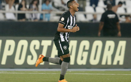 Com 11 jogos a menos, Victor Sá dobra participações diretas em gols do Botafogo em relação a 2022