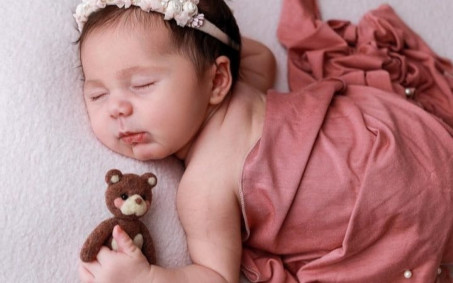 Viih Tube exibe o rosto da filha pela primeira vez: 'Oi, titios e titias'