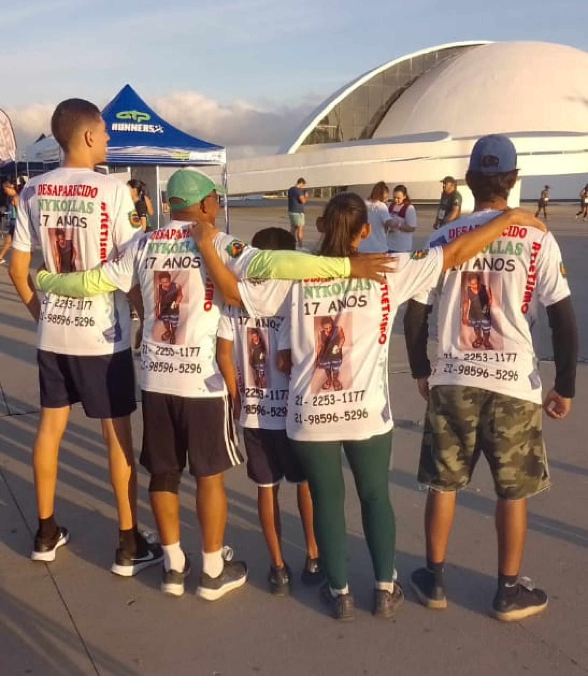 Cl&eacute;ia e os outros integrantes da equipe usaram a imagem de Nikollas na parte de tr&aacute;s do uniforme da equipe, para divulgar o sumi&ccedil;o e a luta na busca pelo estudante 