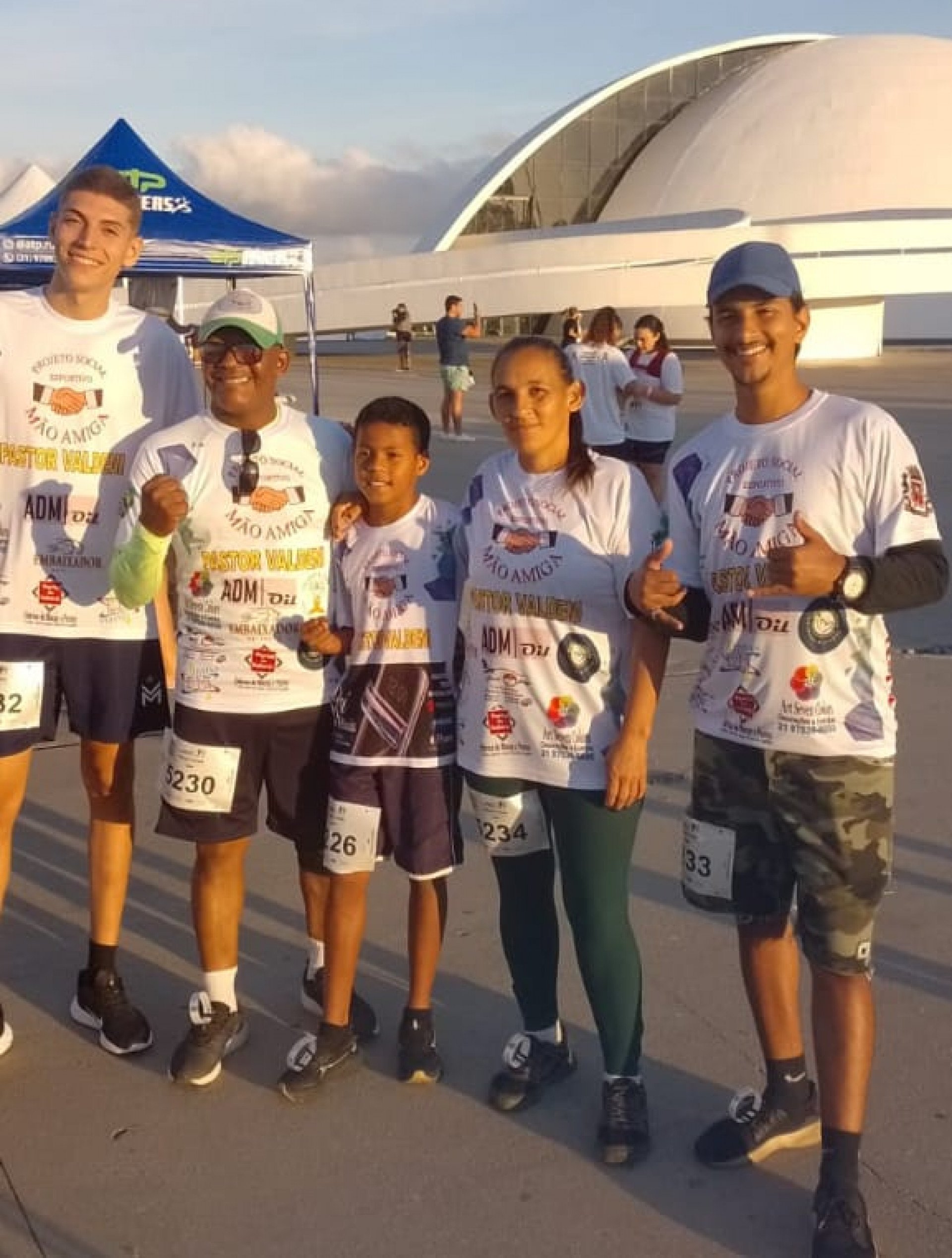 Ao lado de outros quatro participantes, a decoradora Cl&eacute;ia Fabiana finaliza aquecimento momentos antes de iniciar sua participa&ccedil;&atilde;o na 2&ordf; Maratona de Niter&oacute;i, no &uacute;ltimo domingo