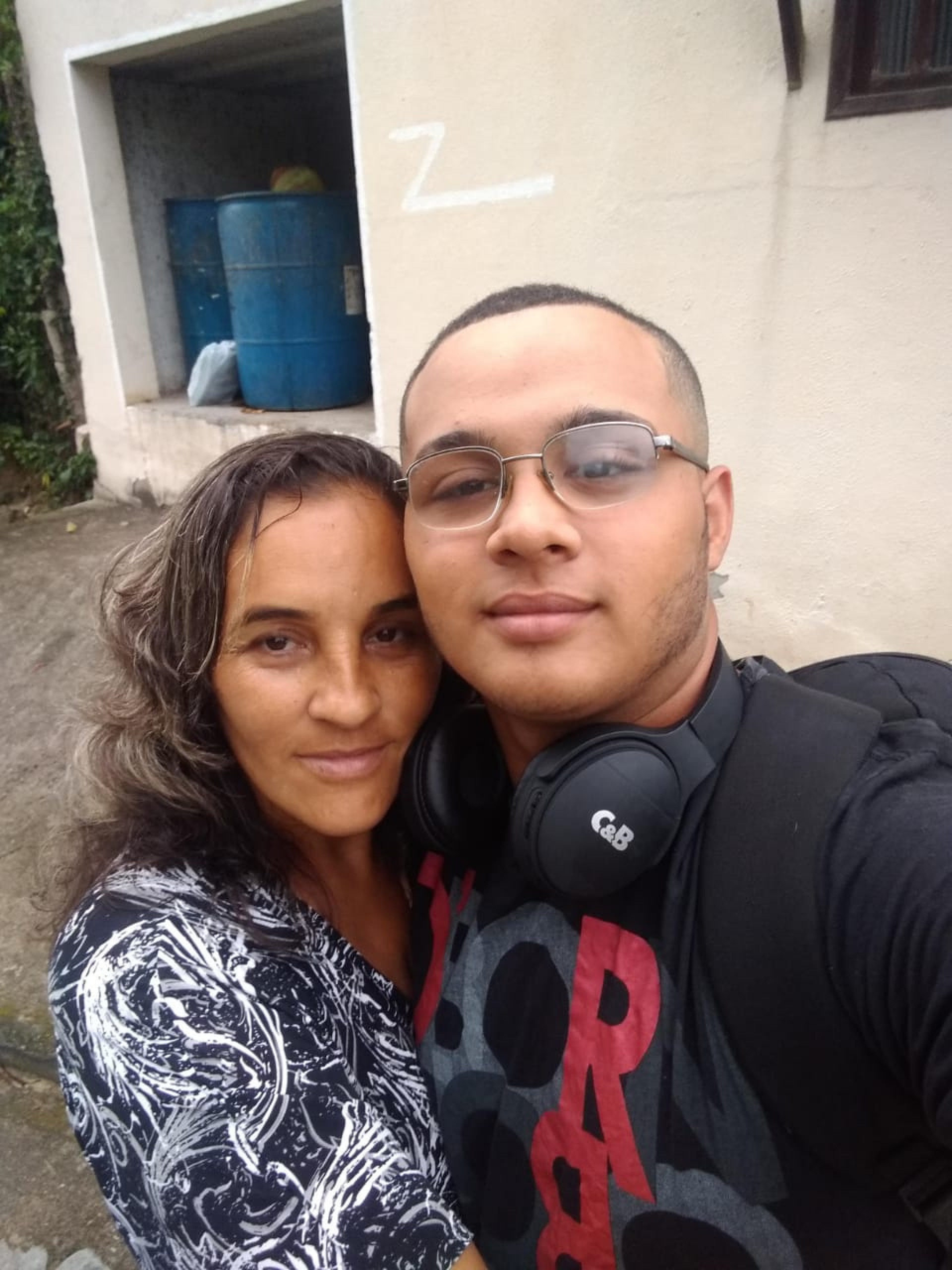Fabiana ao lado do filho Nykollas dos Santos, 17, que desapareceu em mar&ccedil;o de 2022, ap&oacute;s sair com amigos, em Itabora&iacute;, na Regi&atilde;o Metropolitana do Rio  