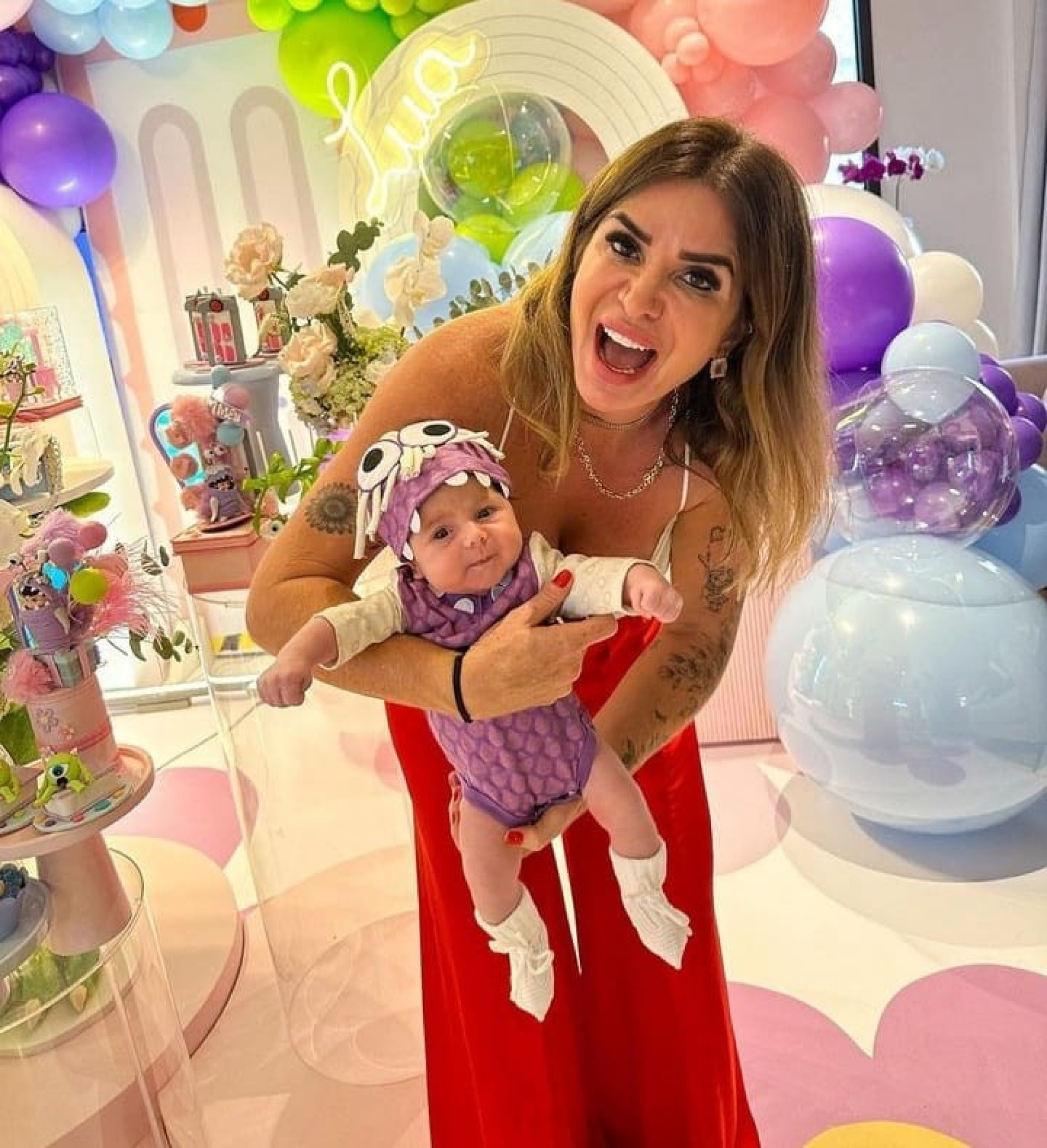 Viviane Di Felice, mãe de Viih Tube, com a neta - Reprodução/Instagram