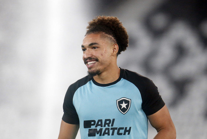 Adryelson. Treino do Botafogo, Estadio Niltos Santos. 03 de Maio de 2023, Rio de Janeiro, RJ, Brasil. Foto: Vitor Silva/Botafogo. 
Imagem protegida pela Lei do Direito Autoral N&ordm; 9.610, DE 19 DE FEVEREIRO DE 1998. Sendo proibido qualquer uso comercial, remunerado e manipulacao/alteracao da obra.
