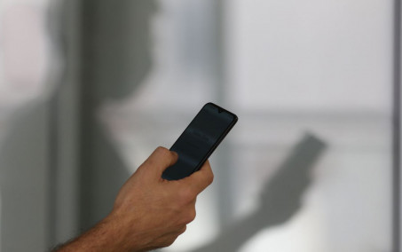 Apenas 37% de quem usa internet somente no celular checam informações, diz pesquisa