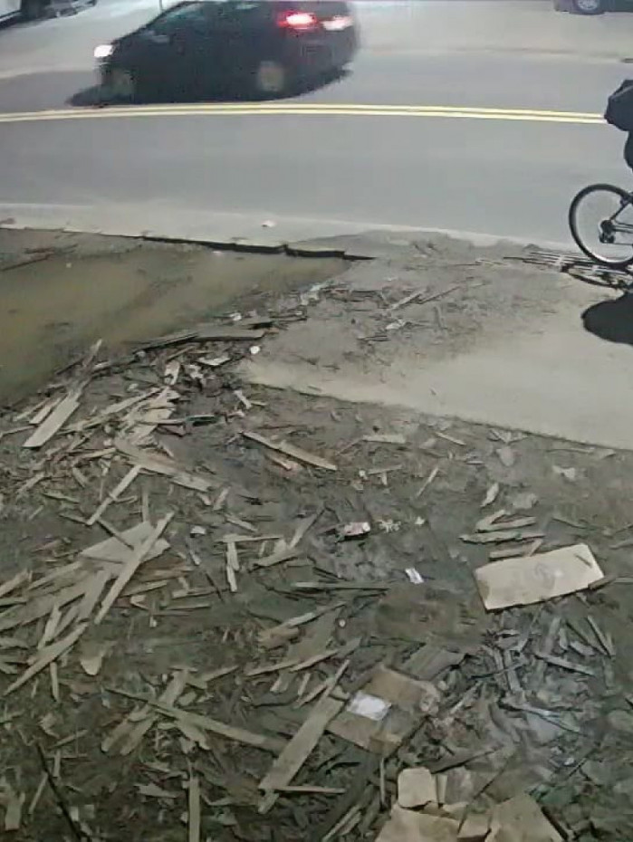 Imagens de c&acirc;meras de um com&eacute;rcio flagraram Sara em sua bicicleta, na noite do &uacute;ltimo s&aacute;bado, passando em uma das ruas da regi&atilde;o seguindo em dire&ccedil;&atilde;o &agrave; rodovia RJ-106  