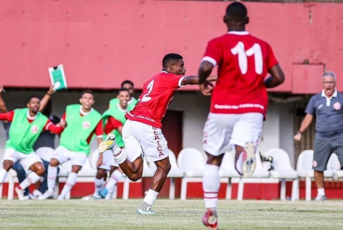 Sanderson (camisa 2) faz o belo gol da vitória do America
