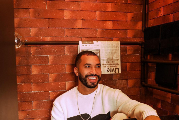 Gil do Vigor pediu votos para irm&atilde; que participa de reality show