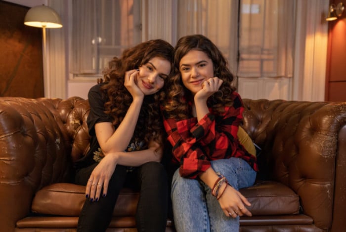 Camila Queiroz e Maisa Silva vivem Anita em diferentes fases da trama