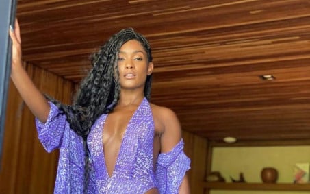 De maiô cavado, Erika Januza reflete sobre independência em viagem solo