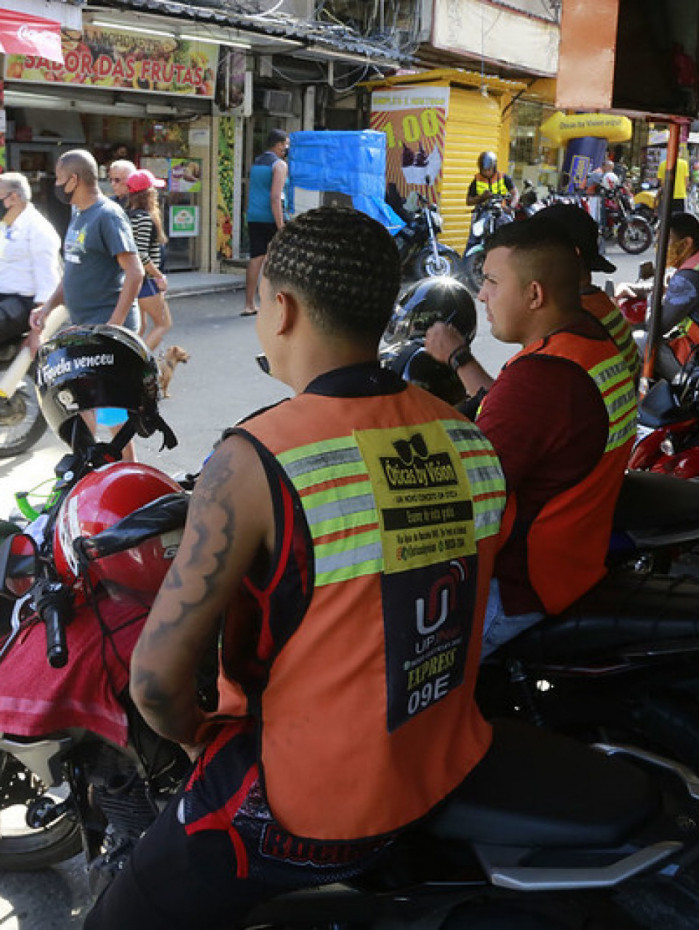 Mototaxistas em comunidade do Rio