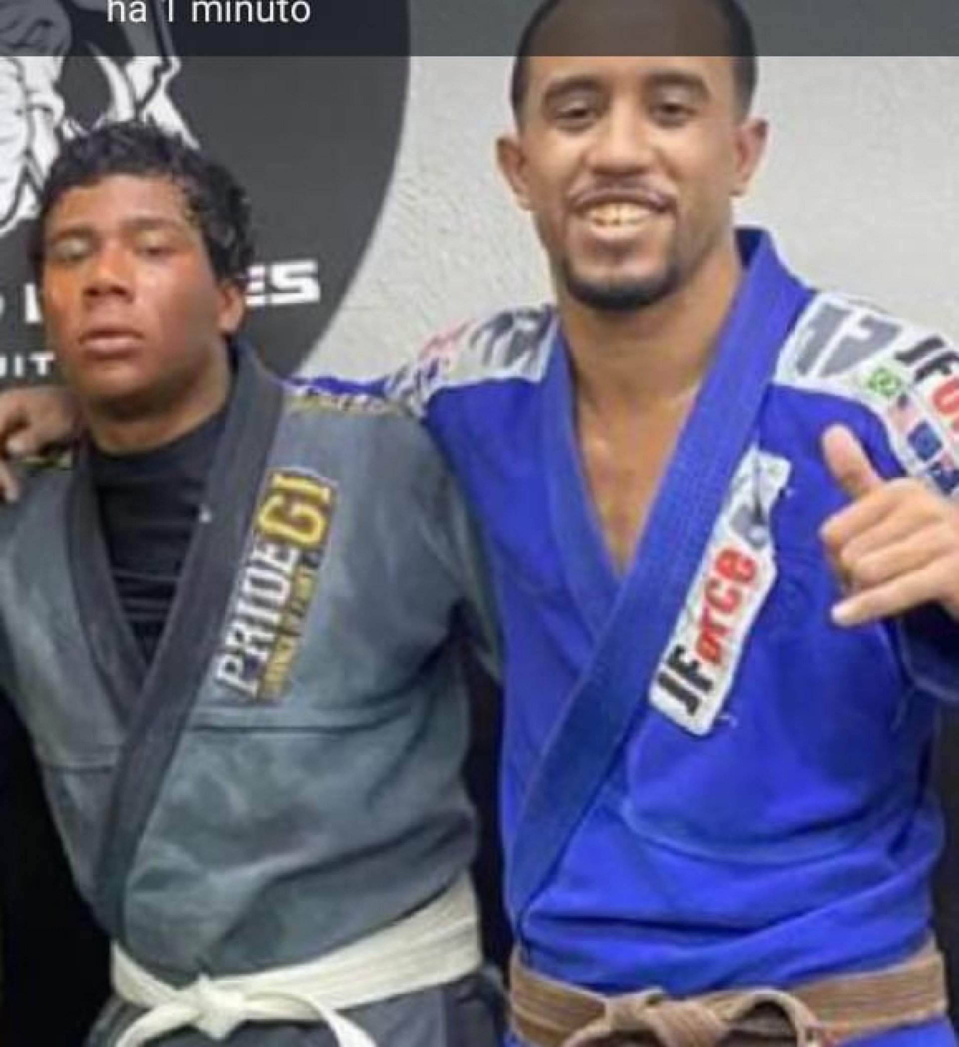 Vinicius Leone, 20, e o professor de jiu-j&iacute;tsu Mateus Vandre (quimono azul), 25 anos, desapareceram, na tarde do &uacute;ltimo dia 22, ap&oacute;s sa&iacute;rem de suas casas, no Recreio dos Bandeirantes      