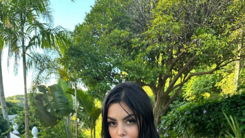 A GATA DA HORA: Jaiane Limma exibe os 'gêmeos' (seios) e deixa a galera