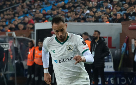 Com pré-contrato assinado com o Vasco, atacante é afastado de clube turco