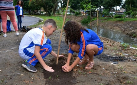 Alunos de Nova Iguaçu participam de ação de plantio de mudas celebrando semana da Mata Atlântica