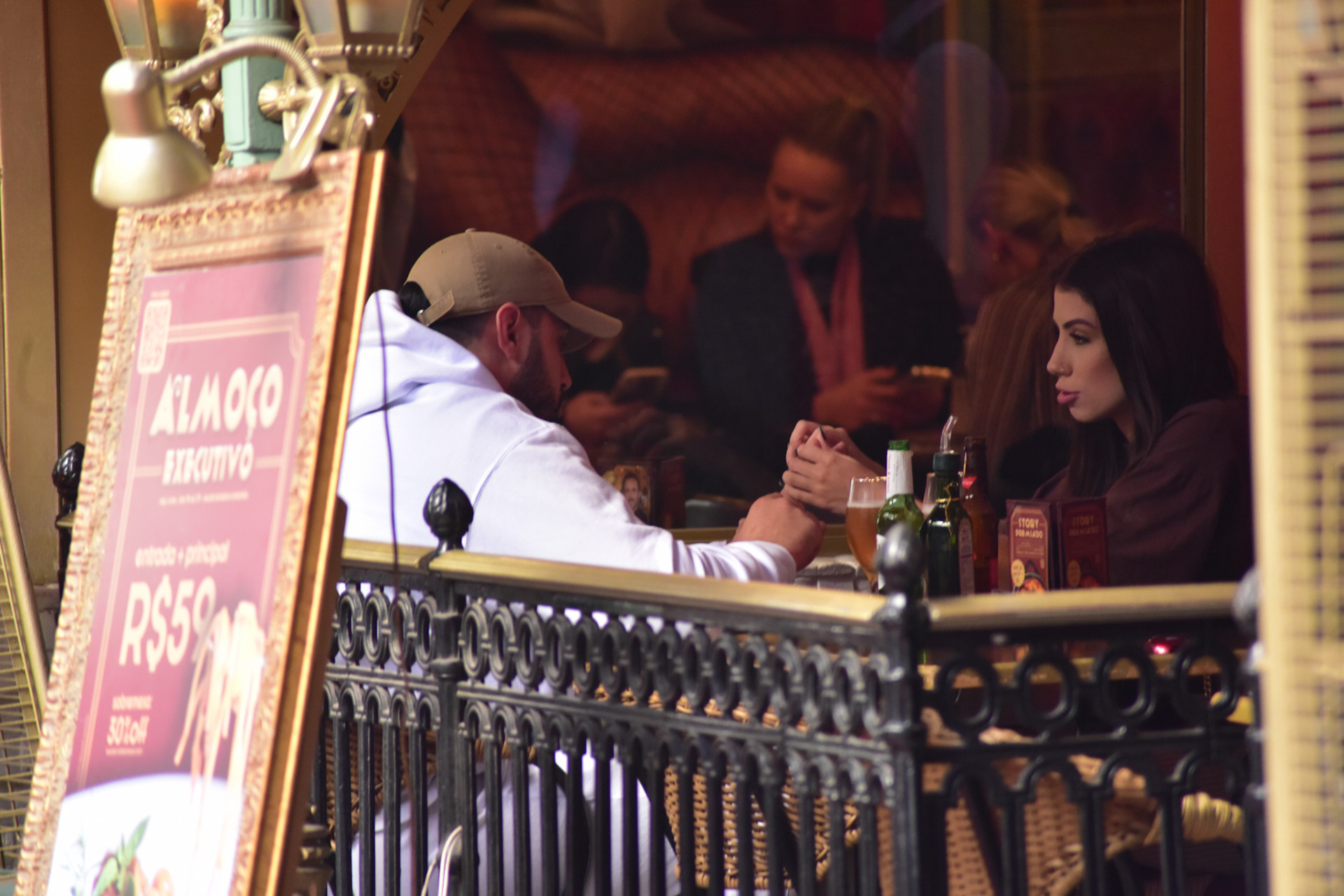 Maria Lina almoçou com o novo namorado  - Fotos: Leo Franco/AgNews