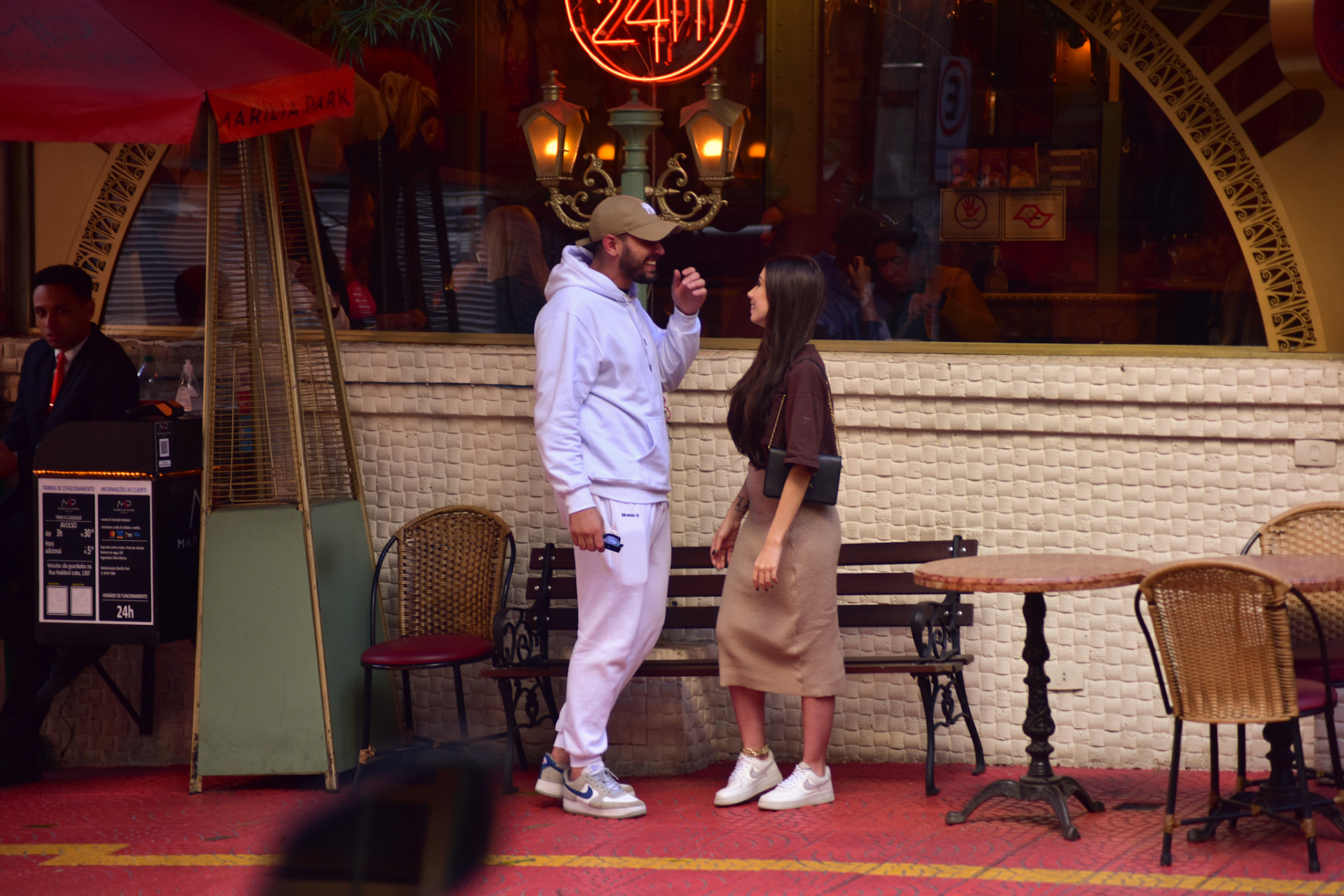 Maria Lina trocou carinhos com o novo namorado  - Fotos: Leo Franco/AgNews