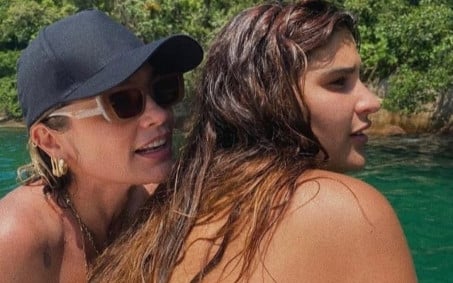 Giulia Costa celebra aniversário de Flávia Alessandra: 'Amo ter você como mãe'