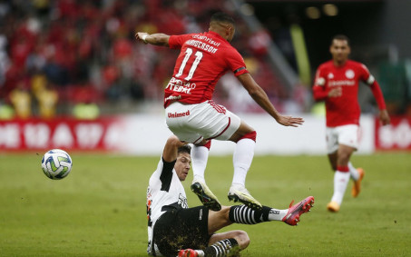 Vasco pressiona no fim, mas perde para o Internacional e chega a nove jogos sem vencer