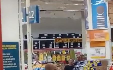 Vídeo: homem é preso após entrar em mercado de Bangu com faca e agredir funcionários