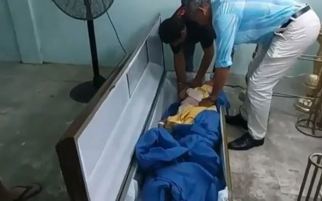 Idosa acorda dentro de caixão durante o próprio velório no Equador