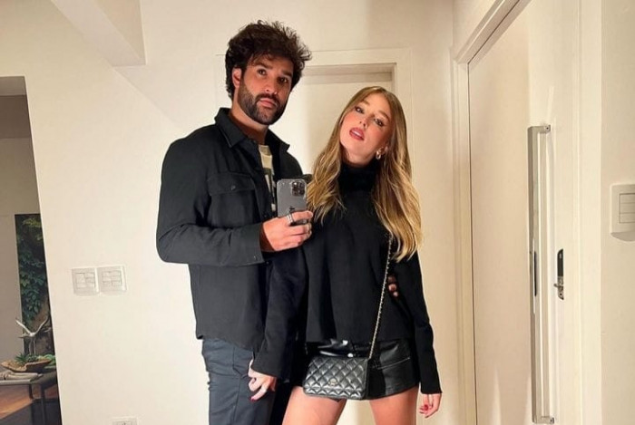 Eduardo Nunes presenteou a noiva, Duda Reis, com ingressos para show de Taylor Swift