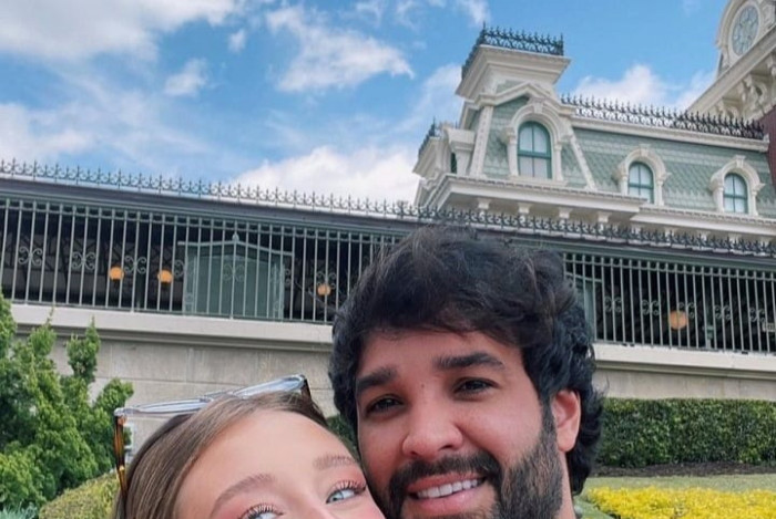 Eduardo Nunes presenteou a noiva, Duda Reis, com ingressos para show de Taylor Swift