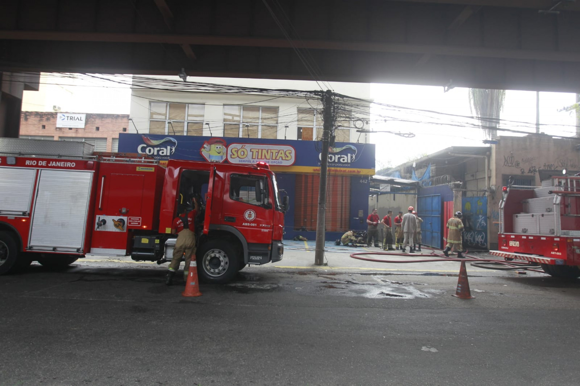 Bombeiros fazem trabalho de rescaldo no im&oacute;vel