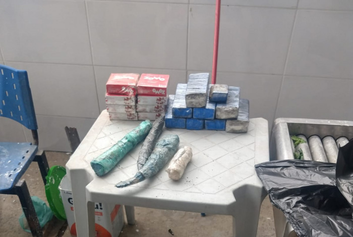 Drogas estavam escondidas em pneus de um carrinho usado para transporte de lat&otilde;es de lixo