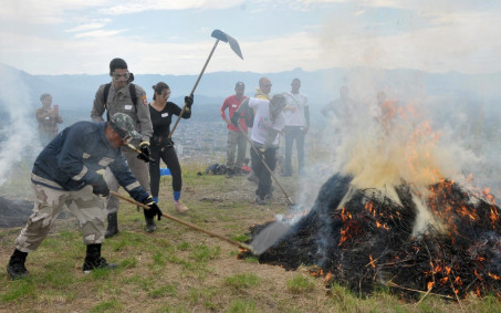 Voluntários treinam combate a incência para ajudar na prevenção de queimadas em Nova Iguaçu
