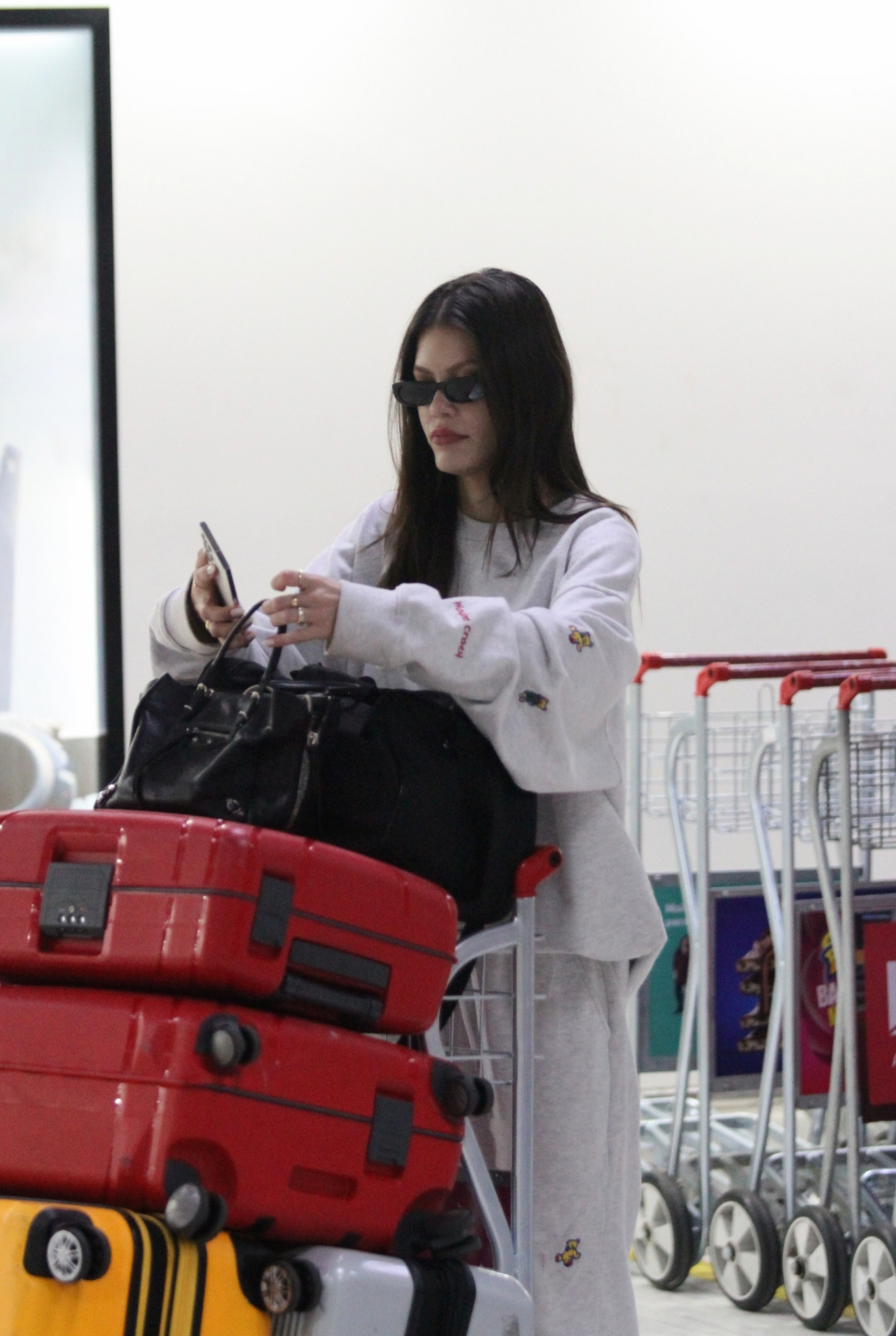 Atriz foi vista cheia de malas desembarcando no aeroporto Santos Dumont