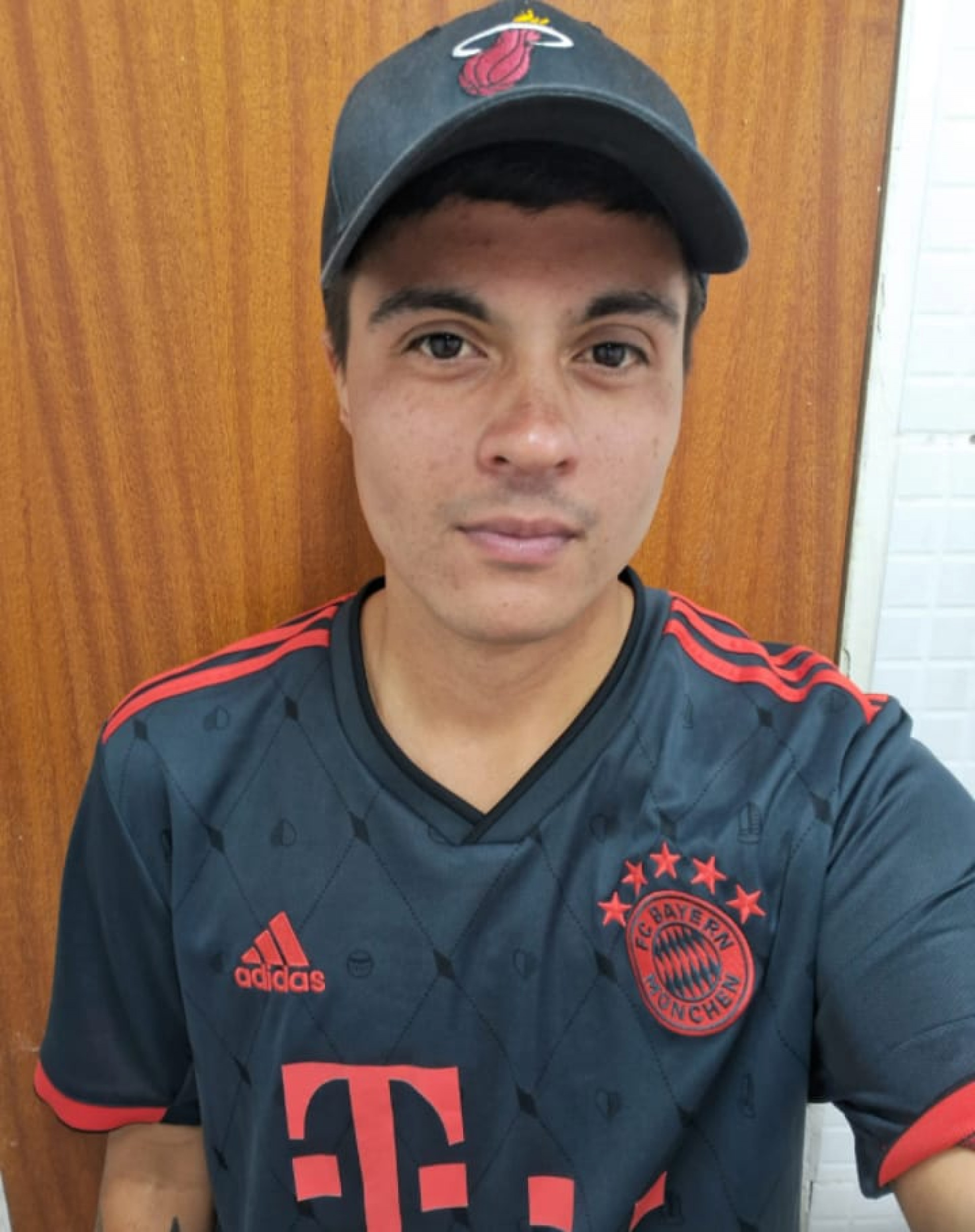 Guilherme Gouvea, de 29 anos, saiu de casa vestindo camisa preta, bermuda  jeans azul, casaco preto e t&ecirc;nis de corrida na cor laranja. Ele est&aacute; com uma cicatriz na testa e tem tatuagem com desenhos de um trevo e o n&uacute;mero 17